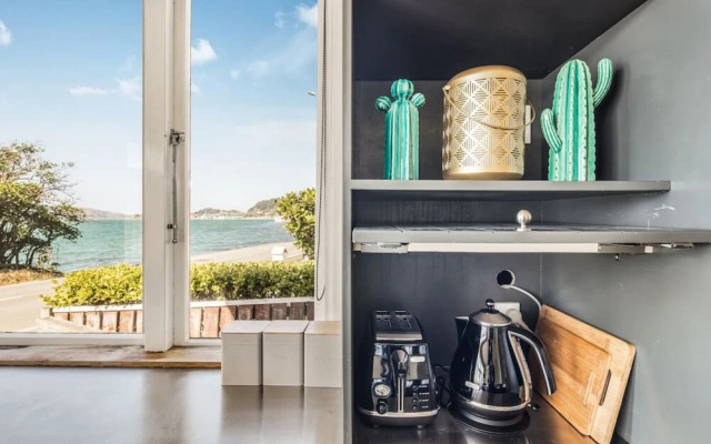 Pristine 2-bed waterfront, Karaka Bays