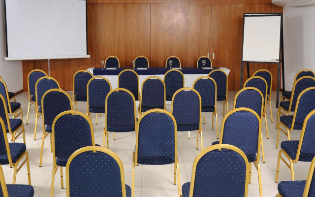 Real Colonia Hotel & Suites