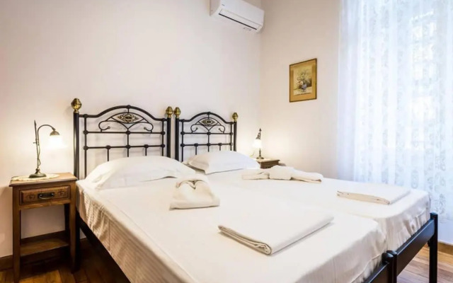 Neoclassical apartment with 3 bedrooms in Piraeus