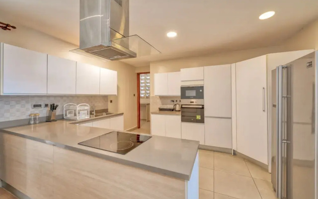Kikambala Modern Apartment with Balcony