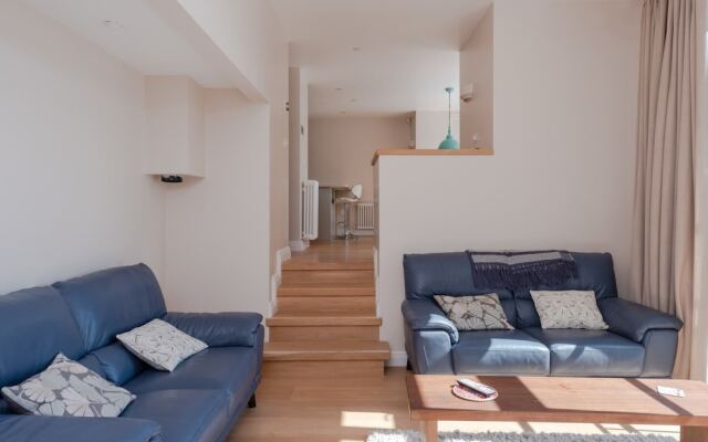 Large riverside 4BR apartment near Canary Wharf