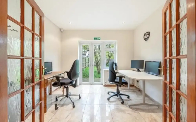 Tranquil and Lovely 5 bed House in Barnet
