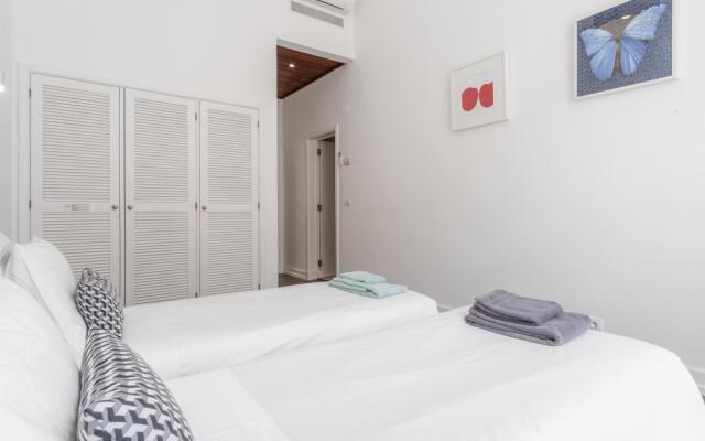 LV Premier Chiado CH4 Spacious Central Elevator