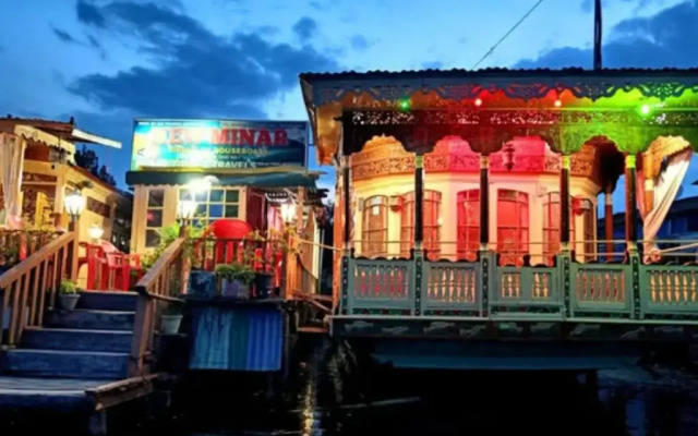 New minar group of houseboats