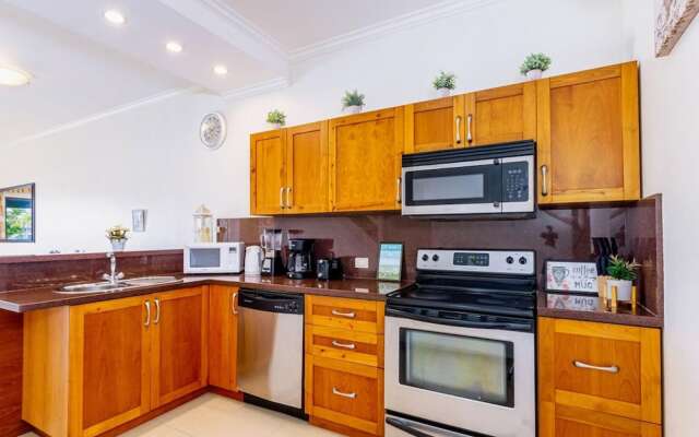 2BR Townhouse 3min Walk 2 Eaglebeach w Pool BBQ