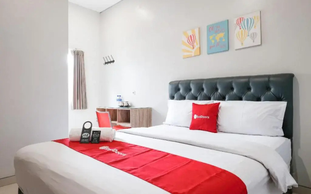 RedDoorz near Ciputra Golf Surabaya