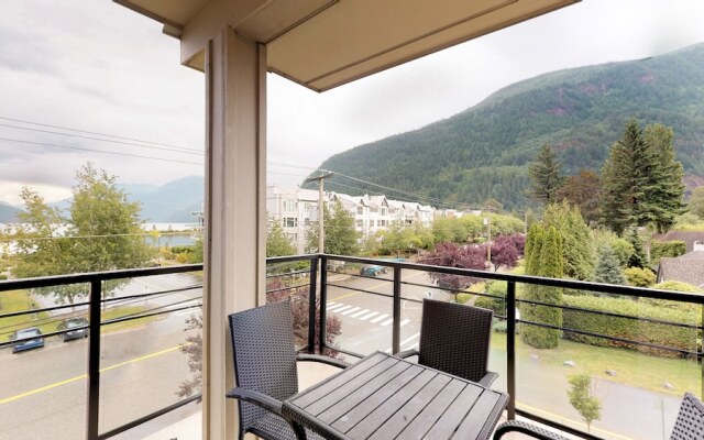 Harrison Lake View Suites