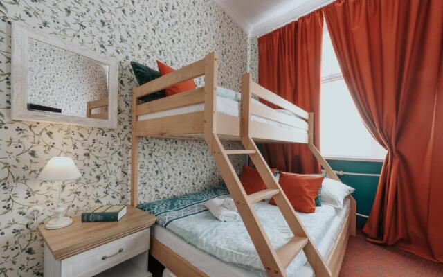 Hostel Night o'clock