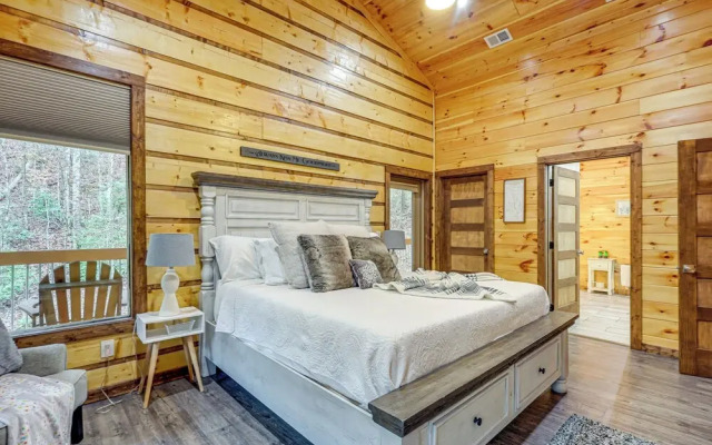 Close to Hiking & Attractions: Smoky Mtn Cabin
