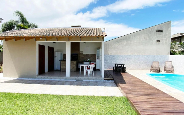 Maravilhoso sobrado com piscina e cascata