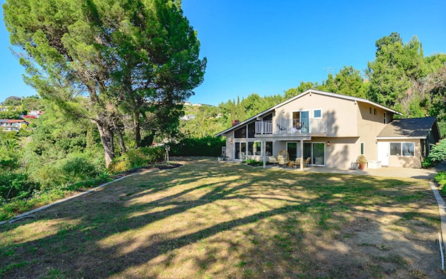 Spacious Retreat With Scenic Mountain Views