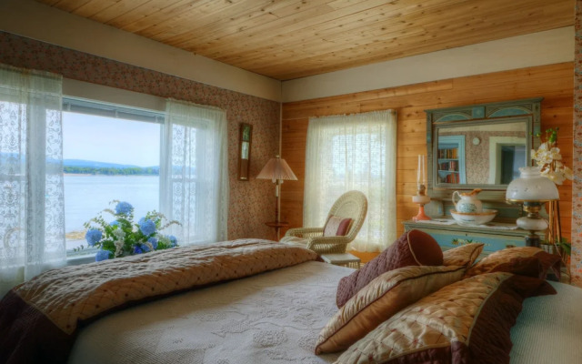 Moorings Inn Waterfront