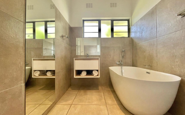 Entire House in Beacon Bay - Golden Location