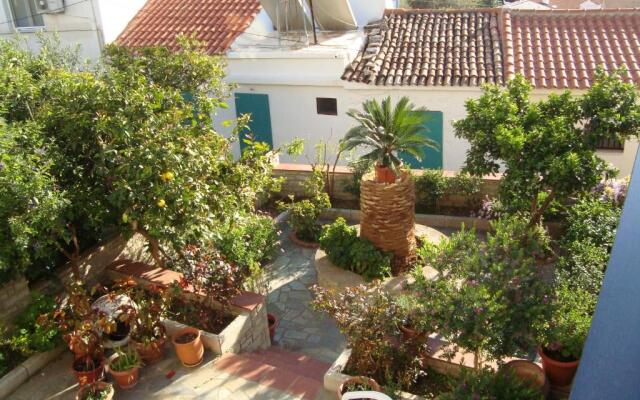 Green Hill Studios & Apartments