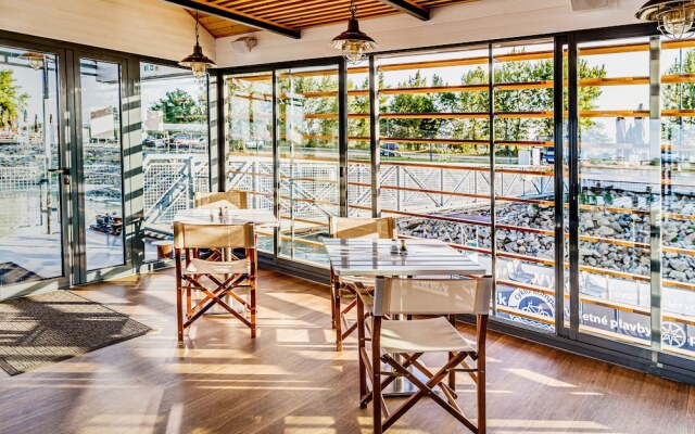 Yachter Club Modra Cajka