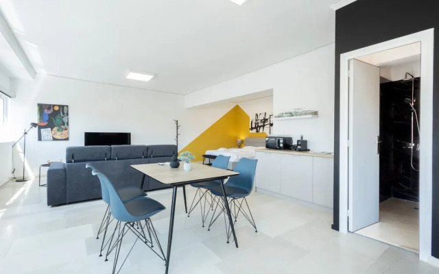Spacious Urban Retreat Central 2-bedroom Haven for 8