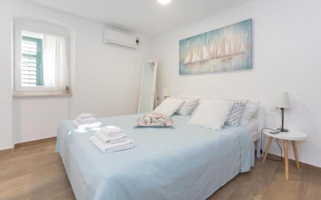 Aurum Apartment