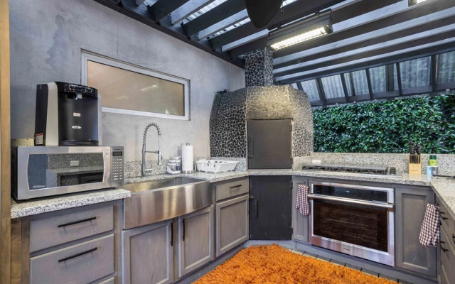 Walefield by Avantstay Mid-wilshire Home + Pool