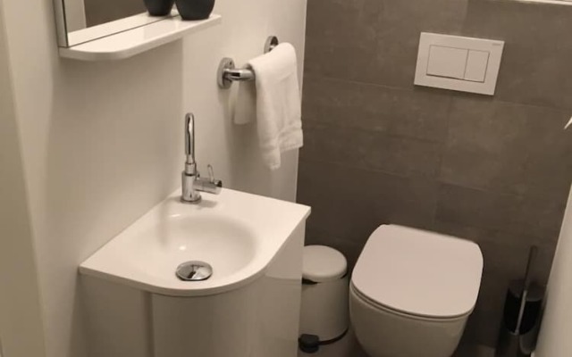 Modern 3 Beds In Convenient Location - Parking