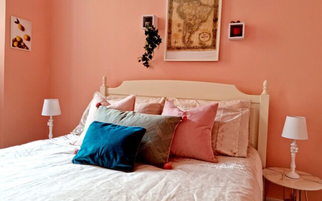 Vibrant Spacious Apartment In West End