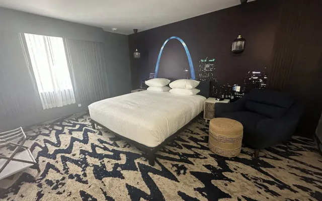 Lighthouse Inn & Suites