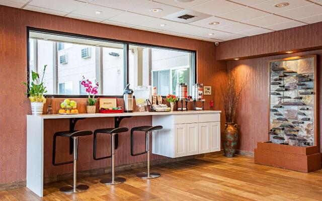 Comfort Inn & Suites Pacific - Auburn