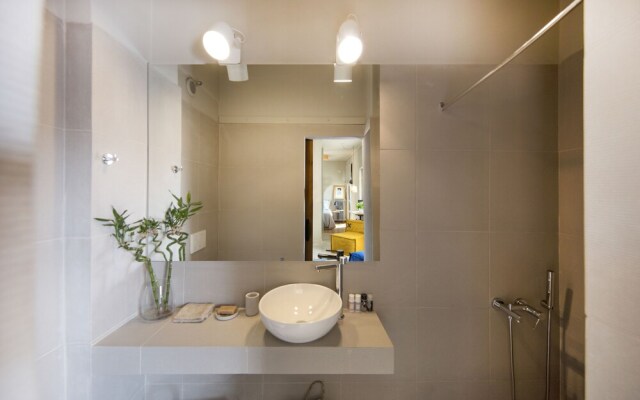 Stylish Sunny Apartment 1 stop to City Center by VillaRentalsgr