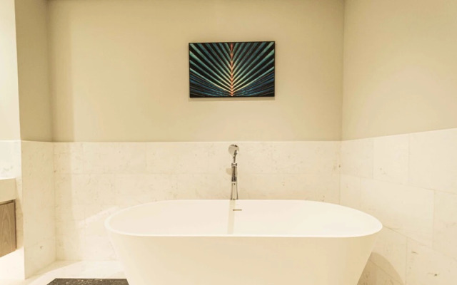 LUX Iconic Views at Palm Tower Suite 3