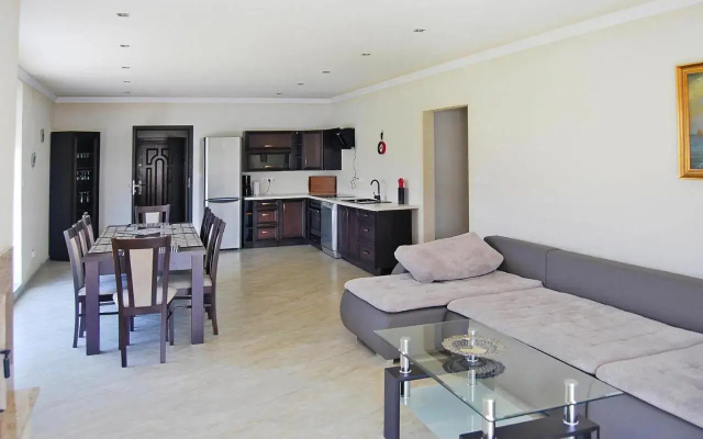 Terraced House With Pool and Sauna, Sieciemin