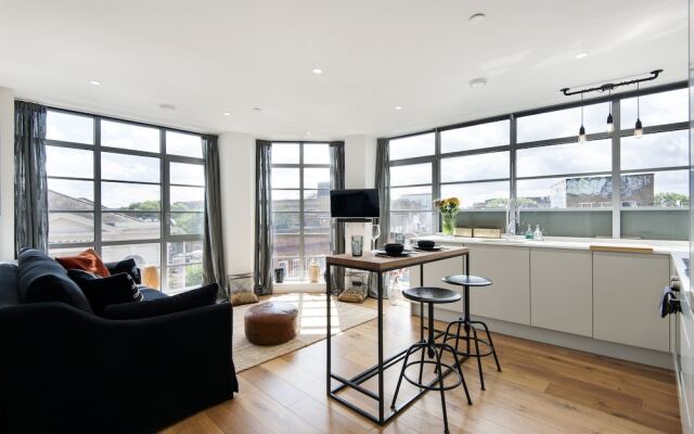 Panoramic Peckham Home by the Overground Station