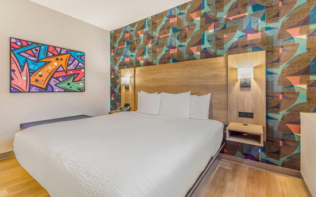 Days Inn & Suites by Wyndham West Edmonton