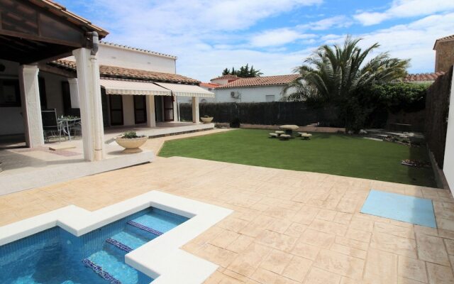 Alluring Holiday Home in Empuriabrava With Pool