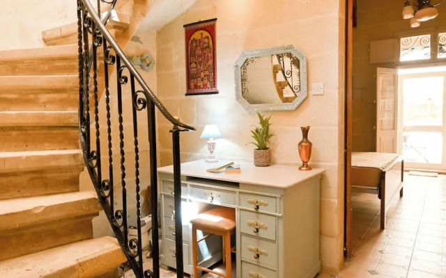 A Cosy Nest Overlooking The Sea