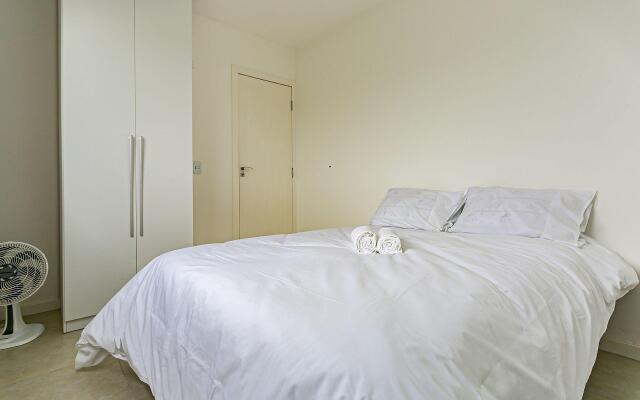 Apto com sacada a 10min praia do Santinho SBR402