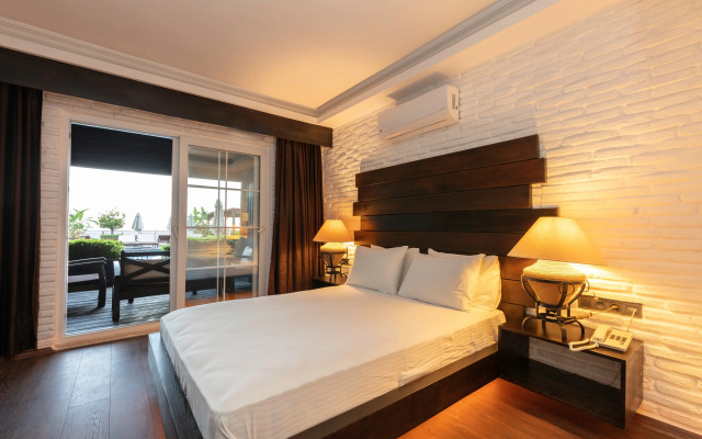 Manaspark Deluxe Hotel