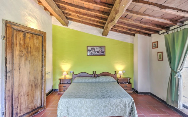 Attractive Farmhouse in Tuscany With Swimming Pool