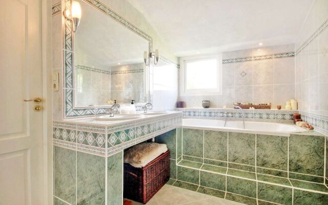 Beautiful American Style Villa With Heated Pool and Jacuzzi