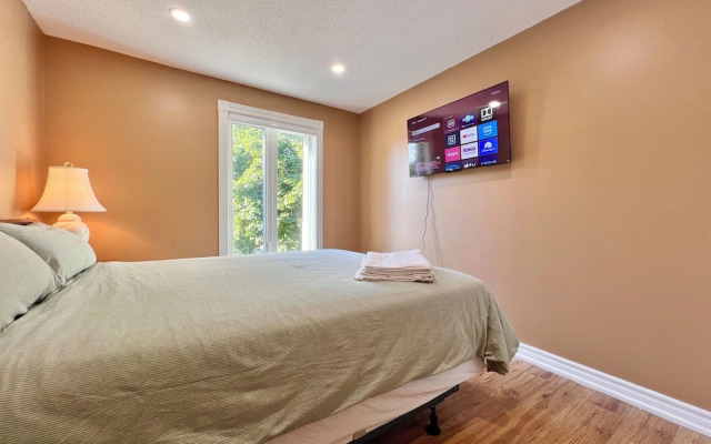Cozy Home Near Transit & Hillcrest Mall with Free Parking