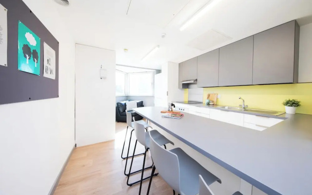 Student Only Ensuite Room in Apt London