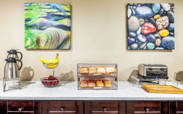 Van Wyck Hotel & Suites Near JFK Airport