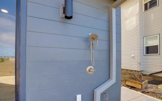 Seaside Vacation Rental: Walk to Beach & Downtown!
