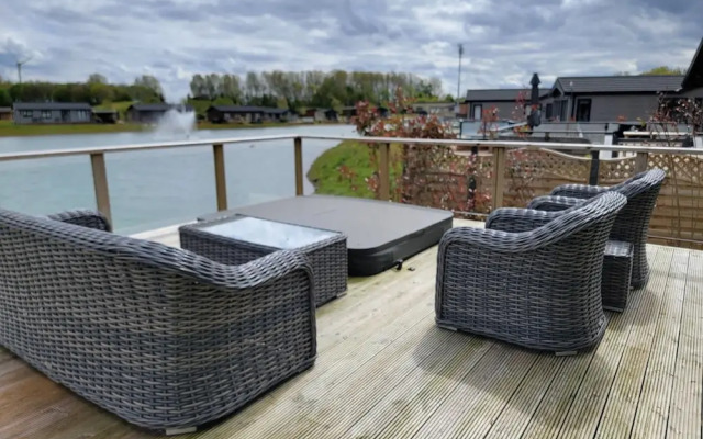 Luxury 2-bed Lodge in Routh, Sleeps 4 With Hot Tub