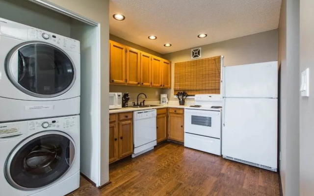 Sealodge E4 by RedAwning