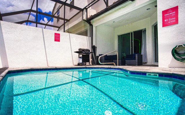 Vibrant Townhome w Private Pool, near Disney