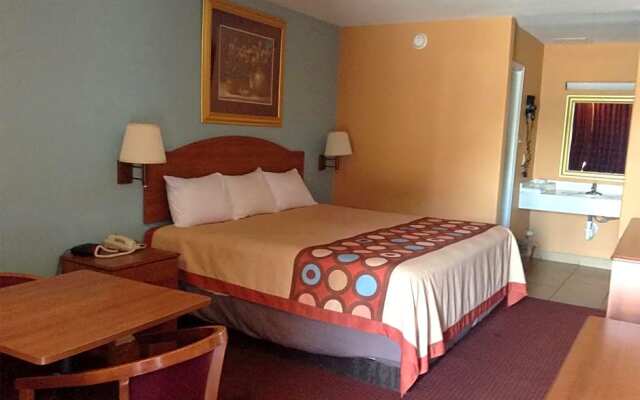 Econo Lodge Inn & Suites