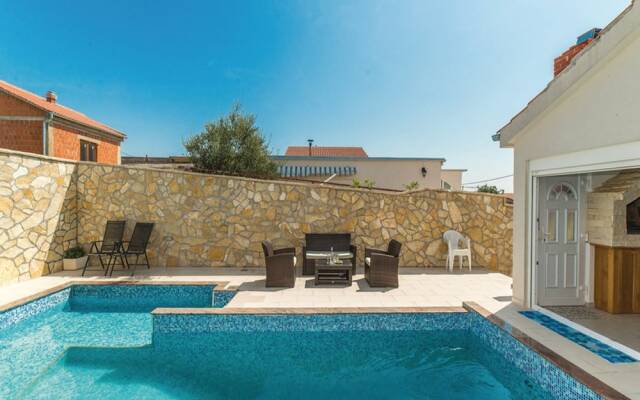 Spacious Villa in Maslenica with Swimming Pool
