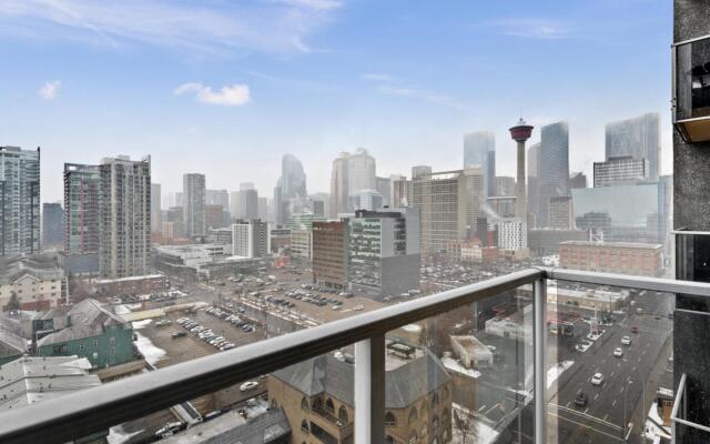 Modern DT Condo Balcony Parking Gym Hot Tub