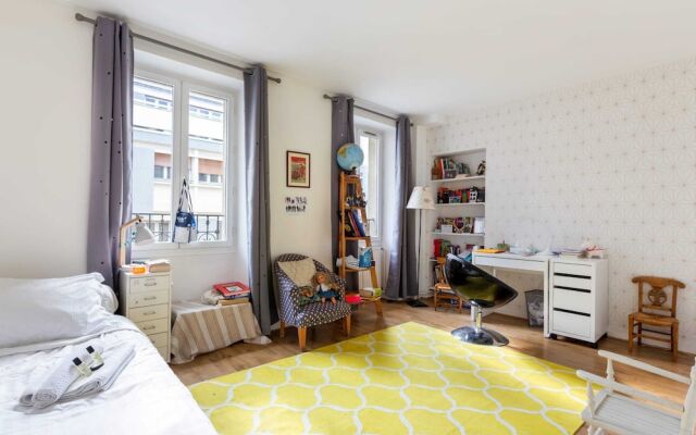 Warm and Homely Duplex Near Montmartre, Fits 5