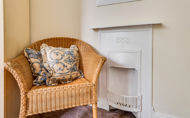 Spacious 1-Bedroom Flat with garden & free parking
