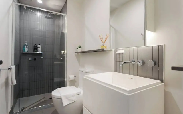 Southbank 2BR High City Views Enjoy Wine, Gym, Pool, Wifi